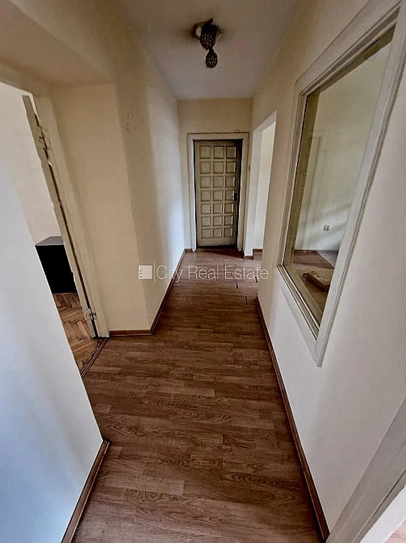 Fasādes māja, renovēta māja, ieeja no ielas, ir lifts, kāpņu telpa pēc kosmētiskā remonta, — bilde 4