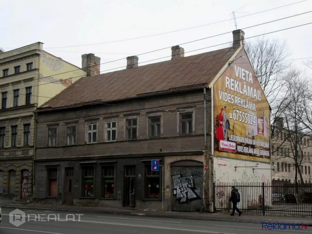 Pārdod daudzdzīvokļu māju Rīgas centrā Brīvības ielā ar kopējo platību 598 kv. m. Ēkā