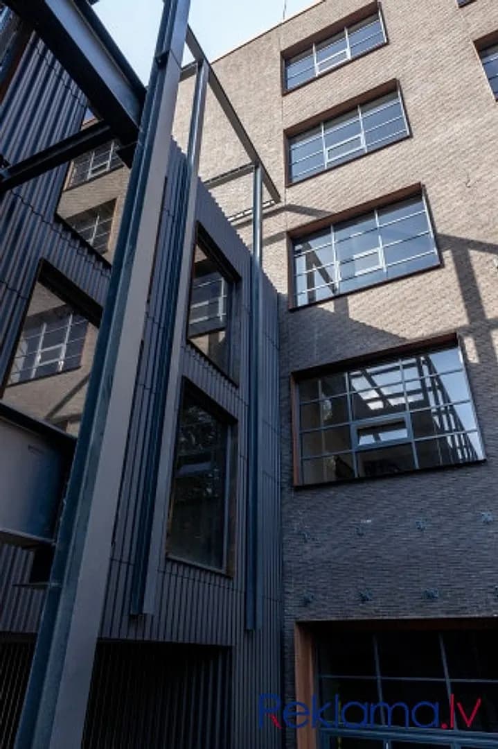 Unikāls birojs urbānajā vidē ar stiklotām sienām uz abām pusēm. Kopējā platība — bilde 2