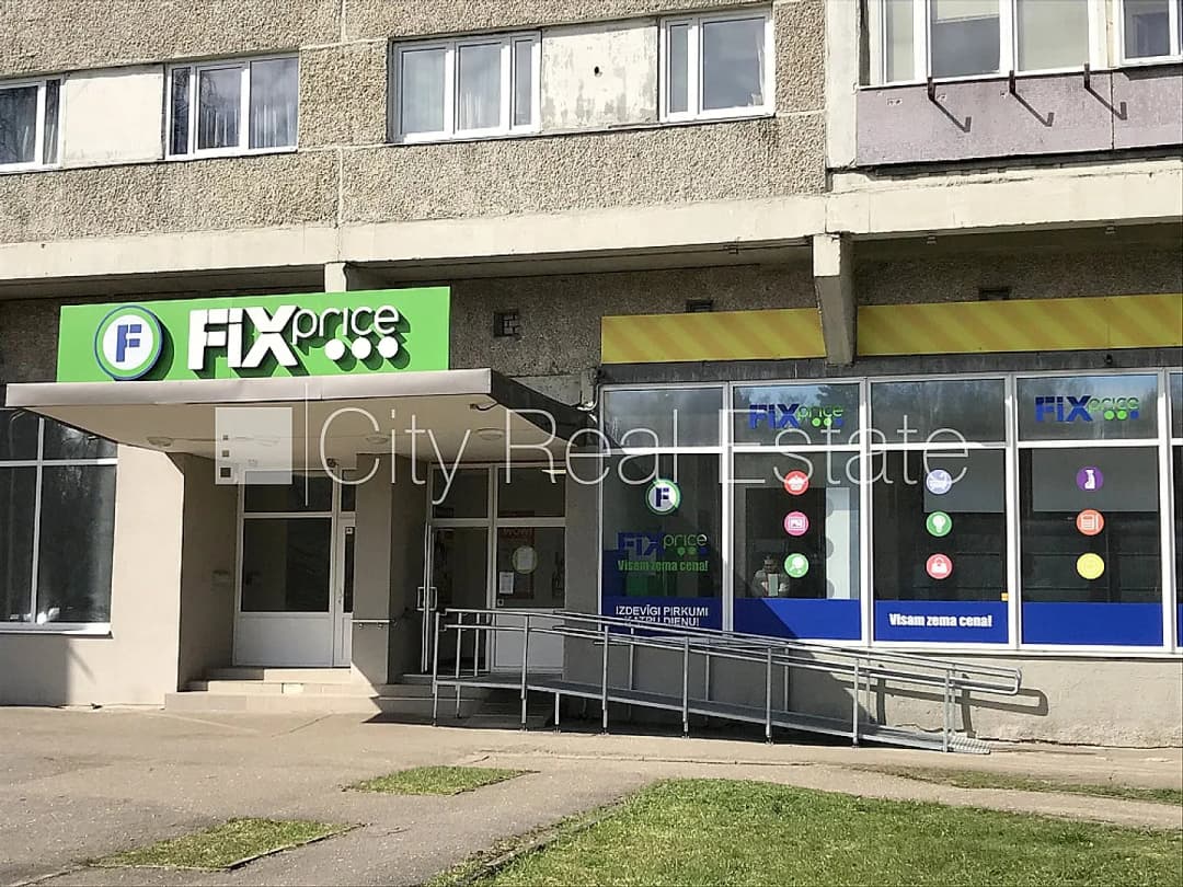 Fasādes māja, ieeja no ielas, ieeja no pagalma, logi vērsti uz ielas pusi, divas ieejas,