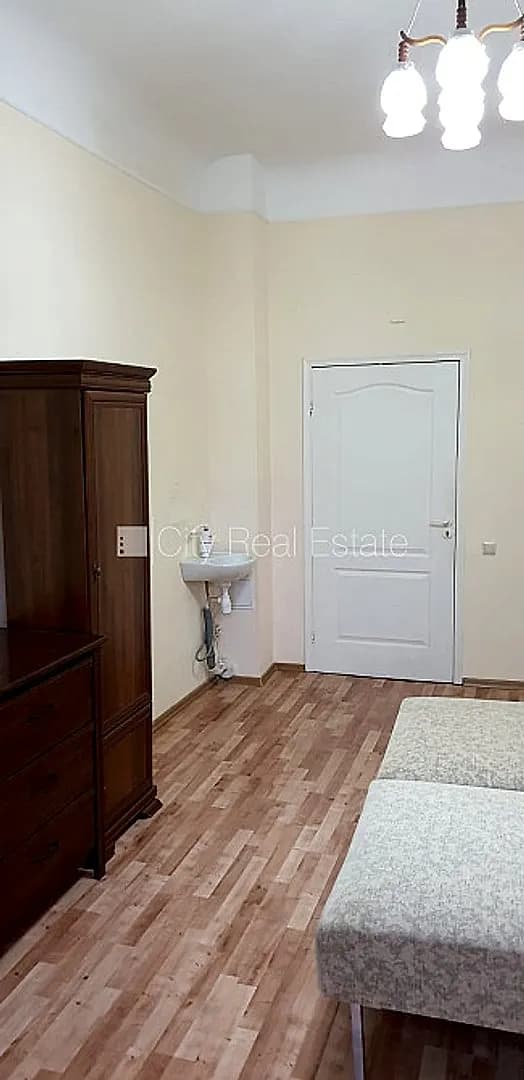 Fasādes māja, renovēta māja, ieeja no ielas, ir lifts, kāpņu telpa pēc kapitālā remonta, — vēl bildes