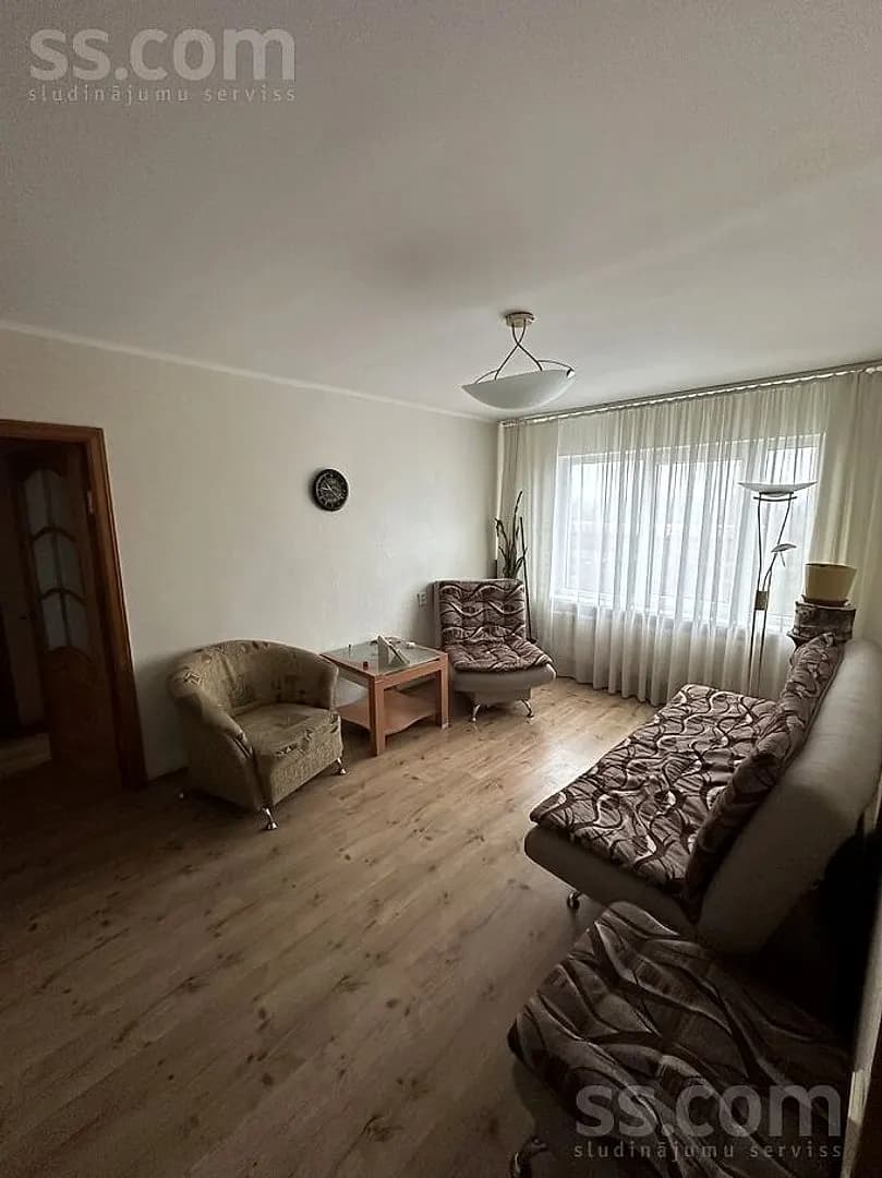 Trīsistabu dzīvoklis — Lokomotīves 82
