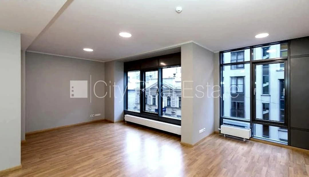 Jaunceltne, fasādes māja, ieeja no pagalma, ir lifts, logi vērsti mājas abās pusēs,