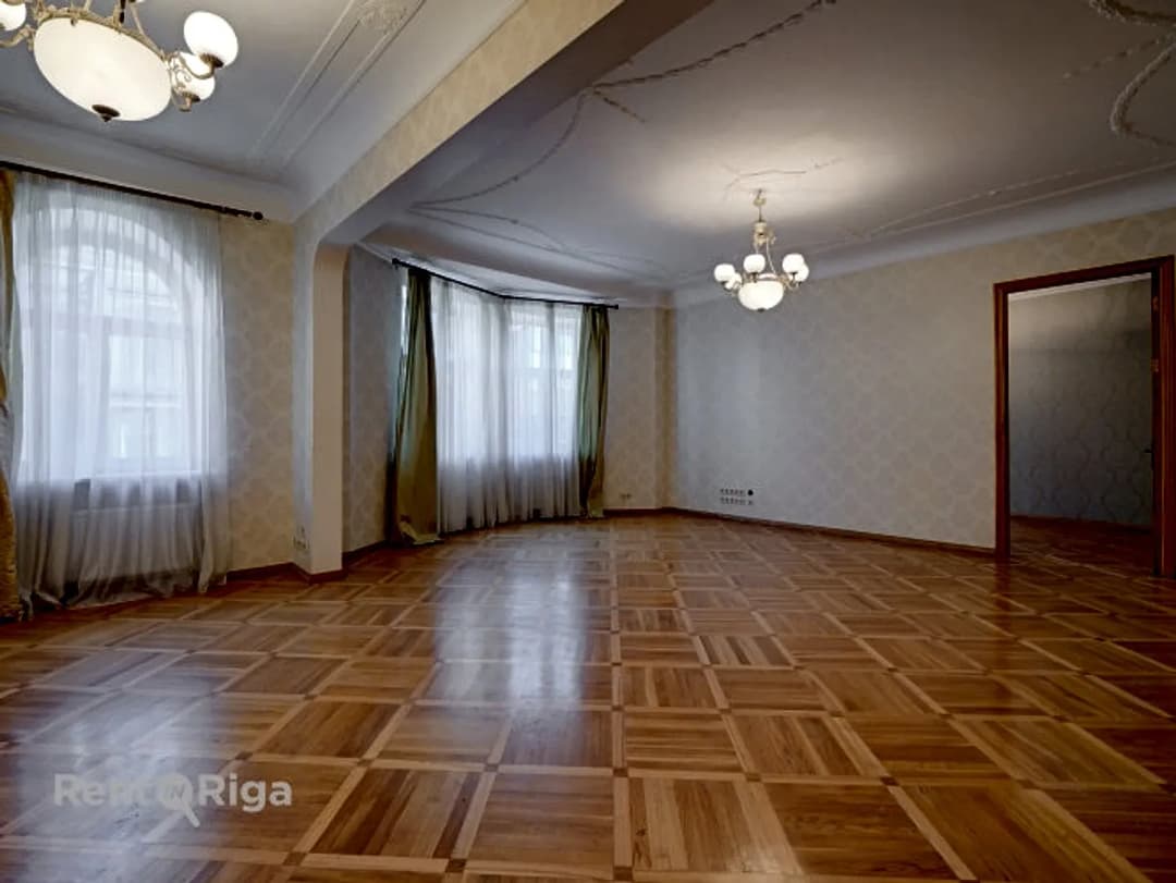Elegants 4-istabu dzīvoklis Baznīcas ielā Pārdod plašu, gaišu un saulainu 4-istabu dzīvokli