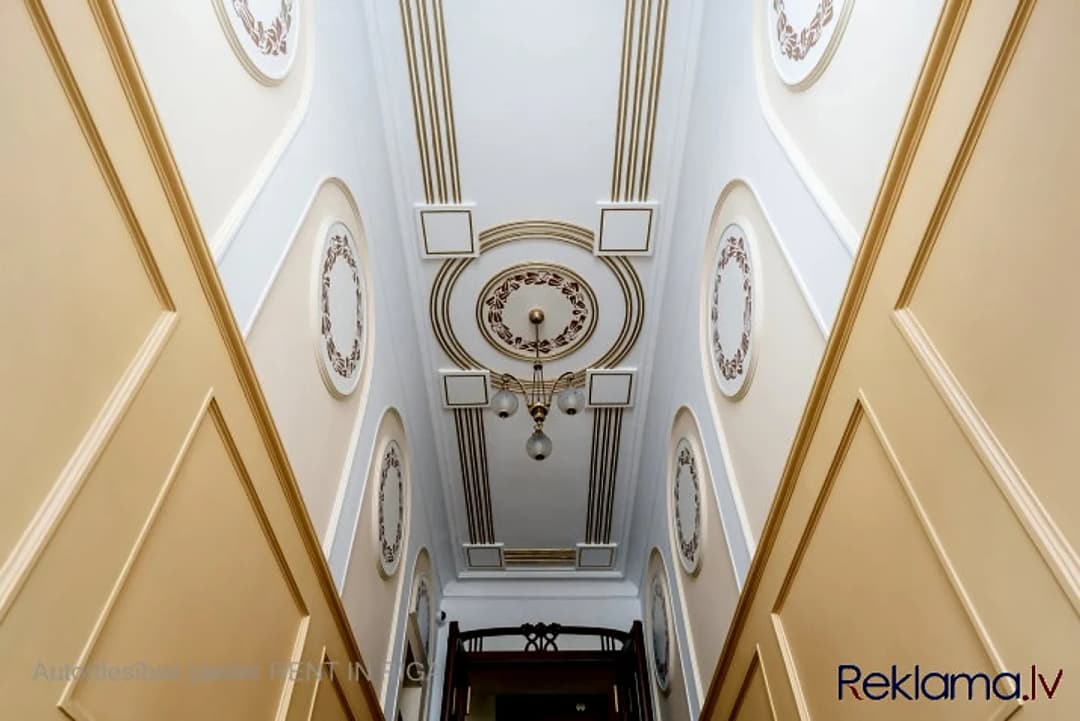 Mājīgs dzīvoklis Jūgenstila Ēkā, Vīlandes ielā. Ēkas fasādes veidota eklektiski — bilde 2