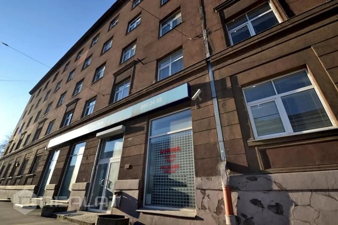 Izīrē reprezentablas telpas ar plašiem skatlogiem Rīgas centrā. Augsta gājēju plūsma un