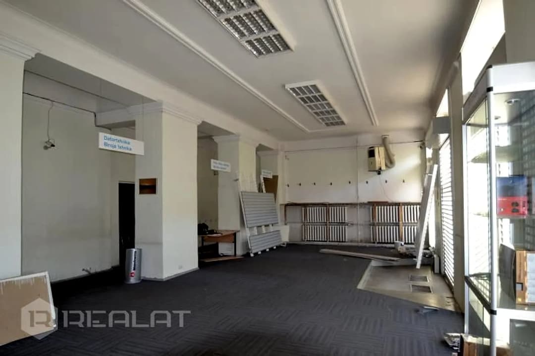 Izīrē reprezentablas telpas ar plašiem skatlogiem Rīgas centrā. Augsta gājēju plūsma un — bilde 3