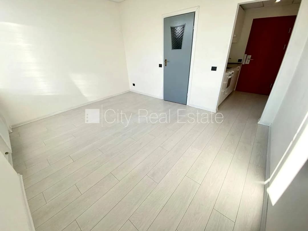 Fasādes māja, renovēta māja, slēgts pagalms, ieeja no ielas, ir lifts, kāpņu telpa pēc — bilde 3