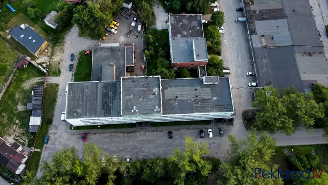 Pārdod 4 stāvu biroju ēku ar zemi 0.6350 ha. Īpašumā ietilpst: (C) Buļļu iela 70a - parks — vēl bildes