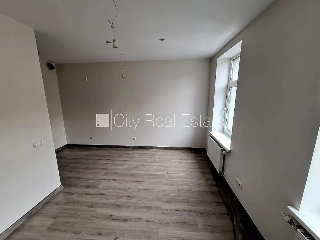 Zeme īpašumā, fasādes māja, renovēta māja, slēgts pagalms, ieeja no pagalma, kāpņu telpa — bilde 2
