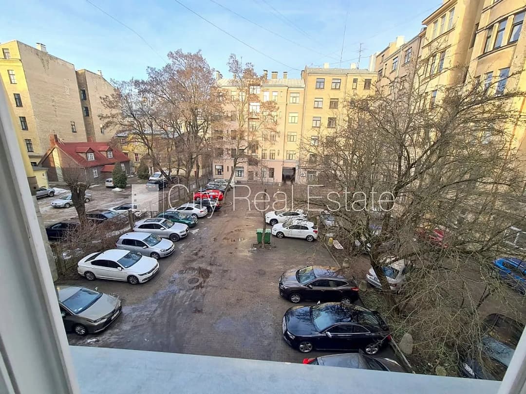 Pagalma ēka, renovēta māja, slēgts pagalms, iespēja nomāt autostāvvietu, ieeja no pagalma, — vēl bildes