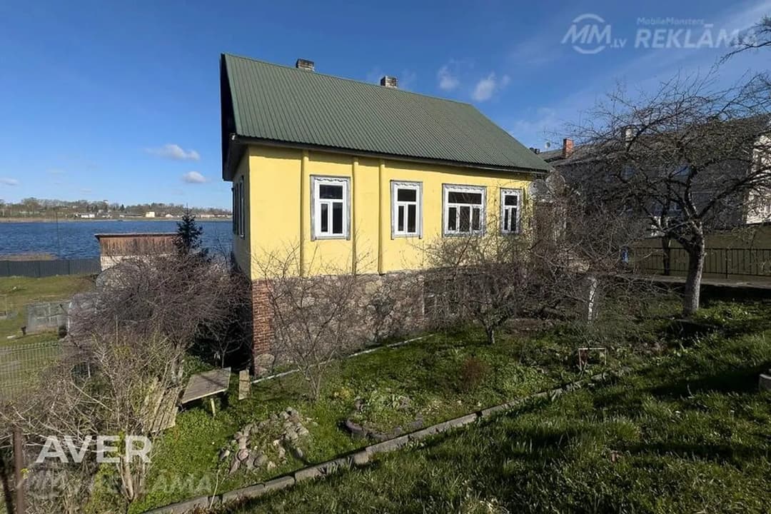 Pārdod pusi mājas ar zemes gabalu Rēzeknē