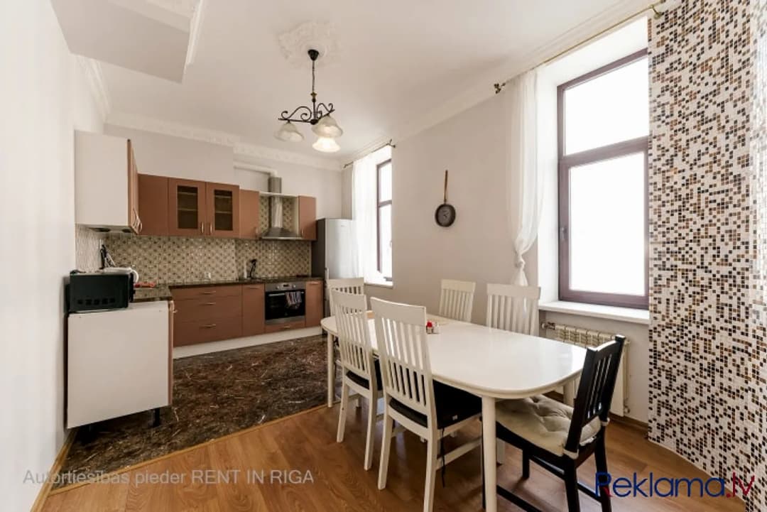 Piedāvājumā plašs 4 istabu dzīvoklis kapitāli renovētā ēkā pašā Rīgas centrā. Māja — vēl bildes