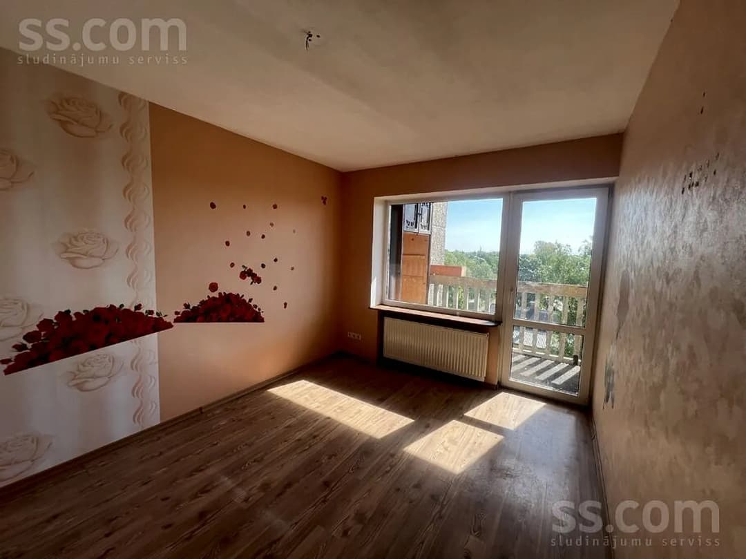 4 istabu dzīvoklis — Mežu 49