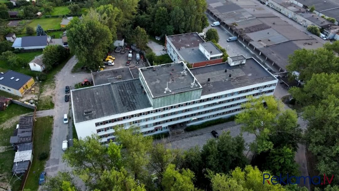 Pārdod 4 stāvu biroju ēku ar zemi 0.6350 ha. Īpašumā ietilpst: (C) Buļļu iela 70a - parks