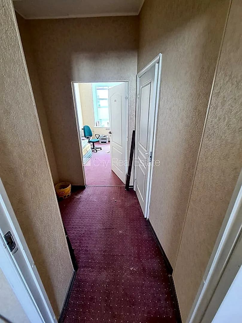 Fasādes māja, renovēta māja, ieeja no ielas, ir lifts, kāpņu telpa pēc kosmētiskā remonta, — bilde 4
