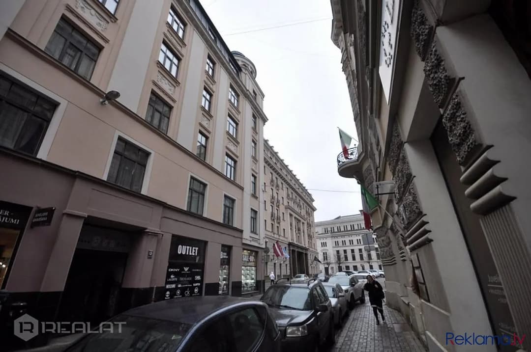 Ielas māja, Jaunbūve, vieta automašīnai, pagalms apsargāts, ir lifts, terase, logi vērsti uz — vēl bildes