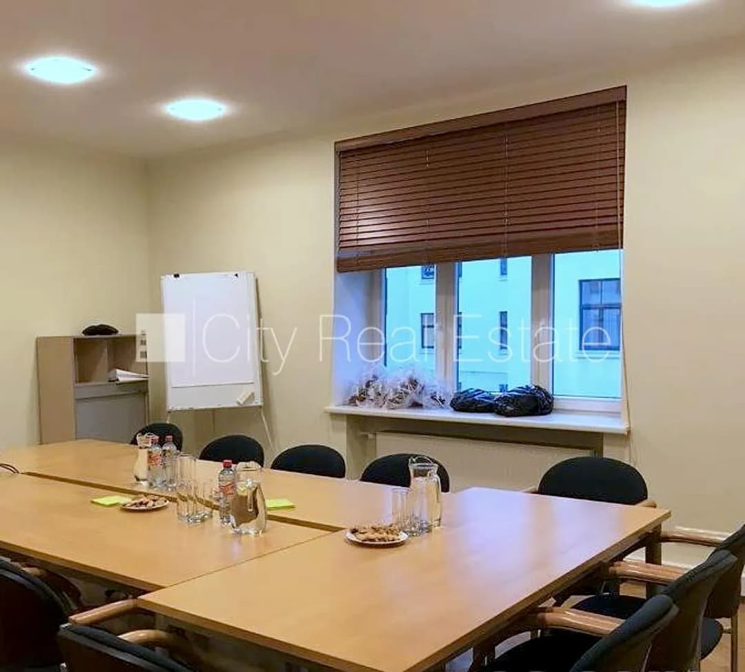 Pagalma māja, renovēta māja, labiekārtots apzaļumots pagalms, teritorijas iebrauktuves vārti