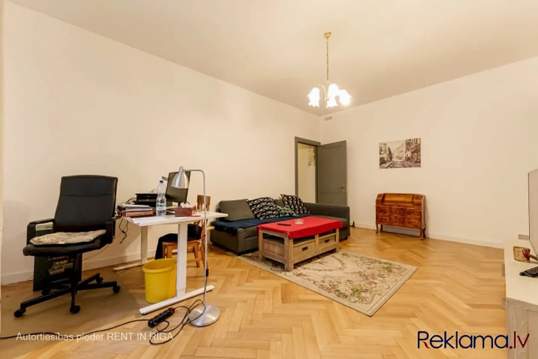 Pārdod 4 istabu dzīvokli renovētā vēsturiskā ēkā pašā Rīgas sirdī. Dzīvoklī ir — bilde 2
