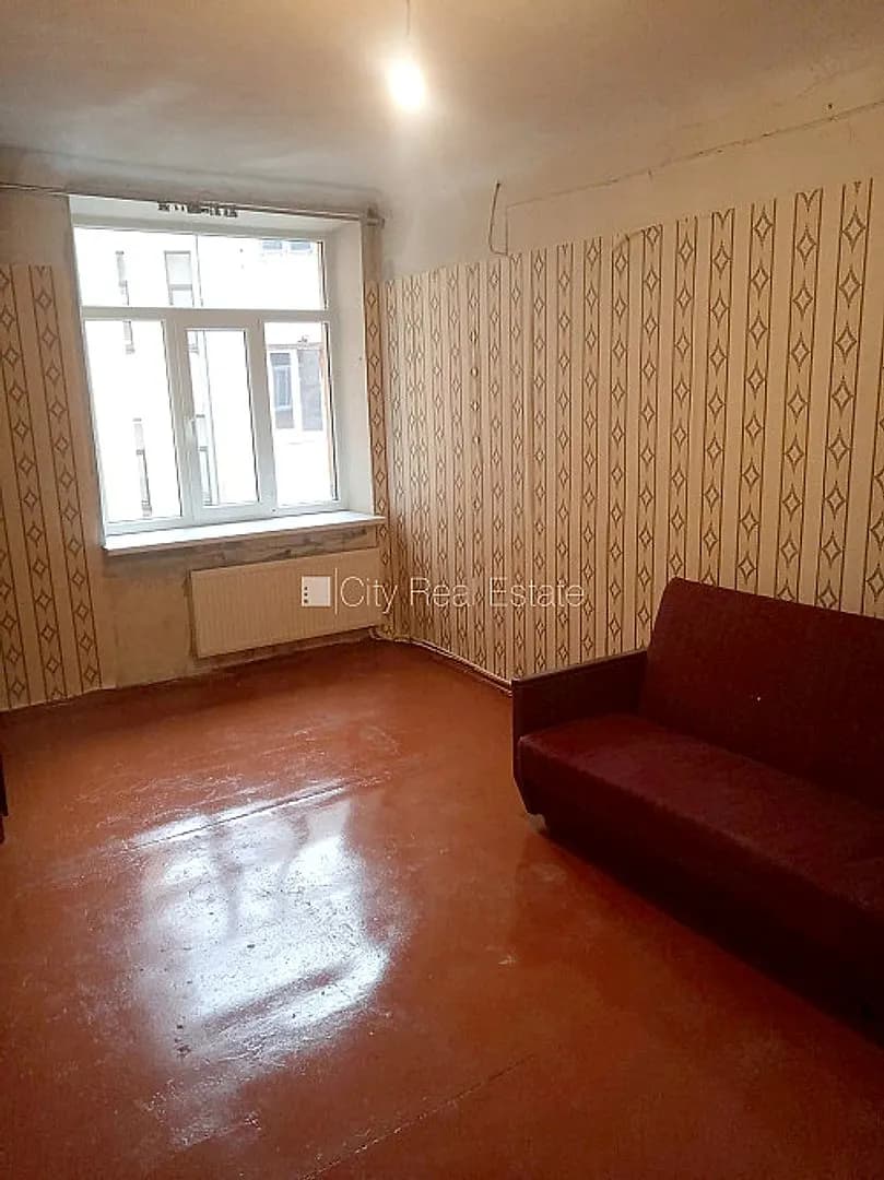 Pagalma ēka, slēgts pagalms, ieeja no ielas, logi vērsti uz pagalma pusi, viena istaba izolēta,