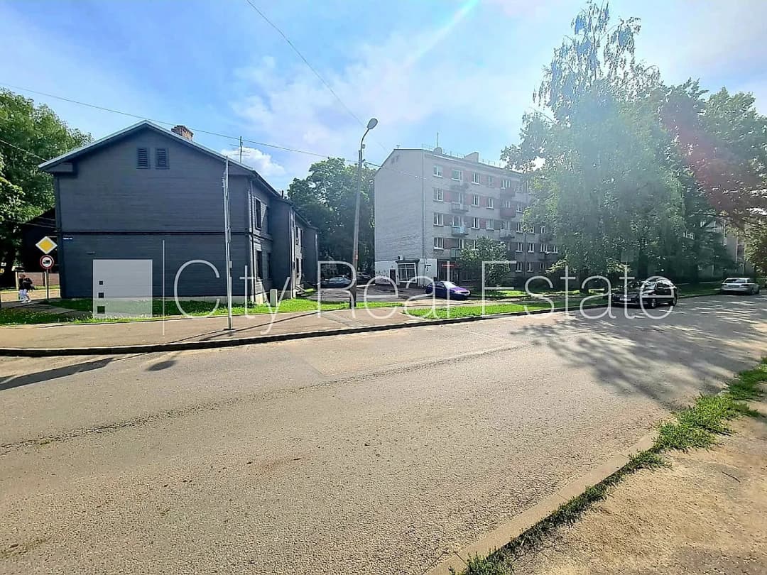 Fasādes māja, ieeja no ielas un pagalma, telpas izolētas, centrālā apkure, lielie skatlogi, — bilde 4