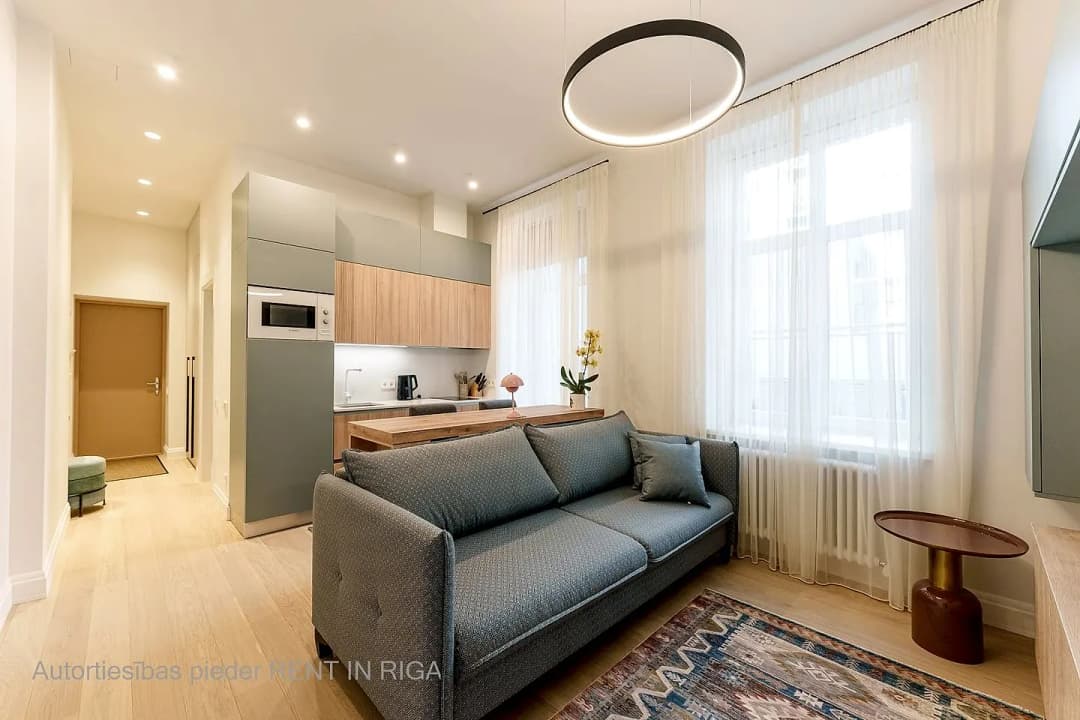 Raiņa bulvāris 27, Centrs