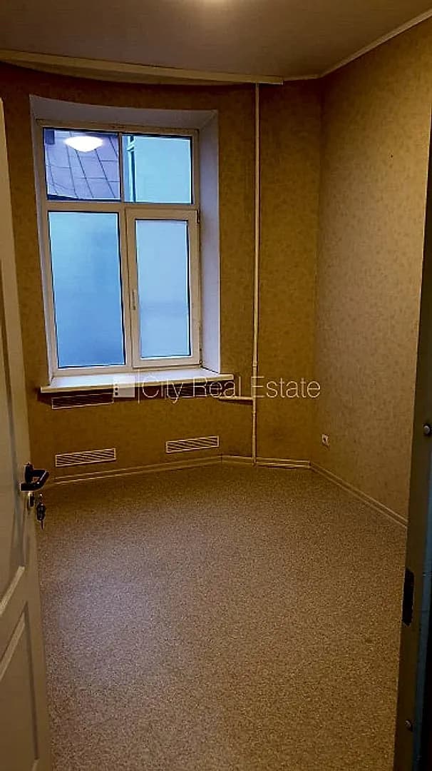 Fasādes māja, renovēta māja, ieeja no ielas, ir lifts, kāpņu telpa pēc kosmētiskā remonta, — bilde 2