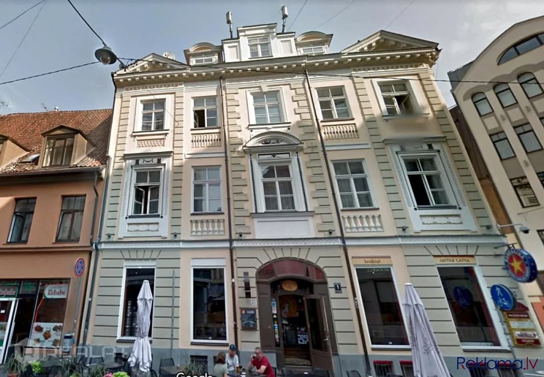 Pārdod biroja ēku Vecrīgas sirdī. Pirmais stāvs restorāna vai tirdzniecības platības, no 2. — vēl bildes