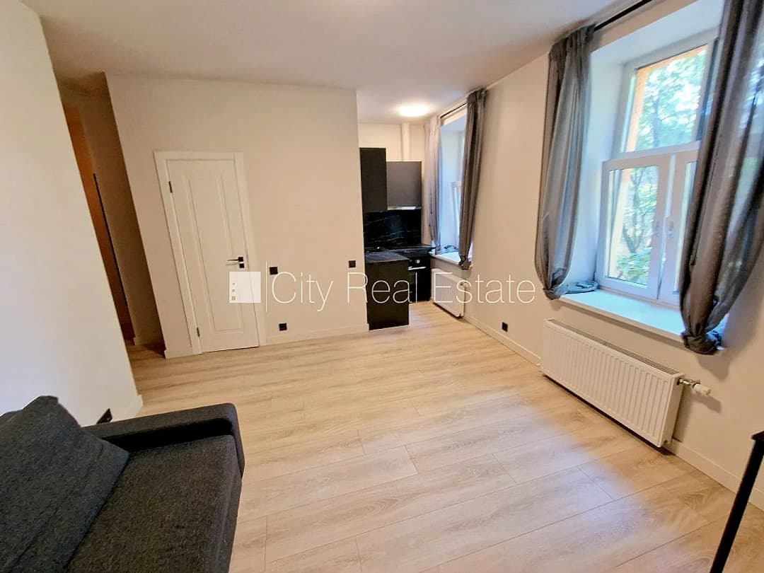 Fasādes māja, renovēta māja, slēgts pagalms, ieeja no ielas un pagalma, ir lifts, kāpņu — bilde 3