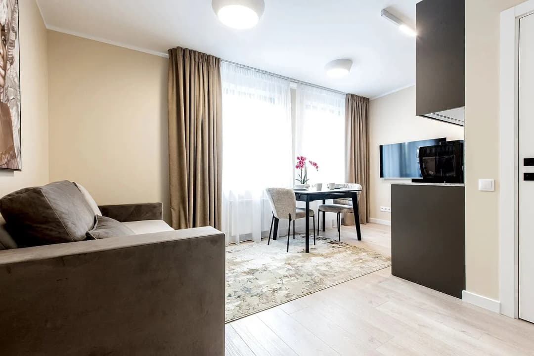 Ernesta Birznieka Upīša 20A, Centrs