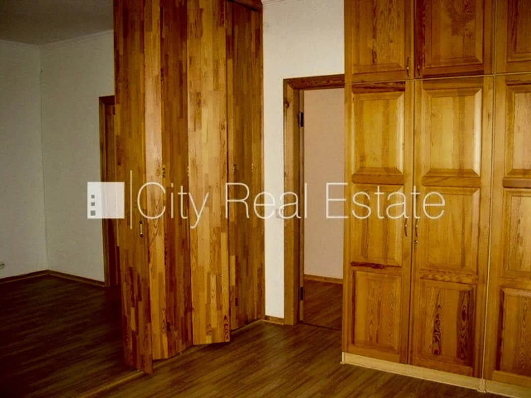 Pagalma māja, renovēta māja, slēgta teritorija, ieeja no pagalma, ir lifts, kāpņu telpa pēc — vēl bildes