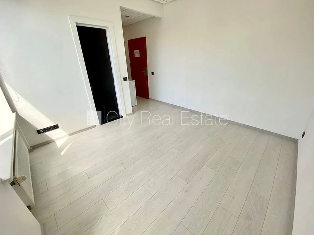 Renovēta māja, slēgts pagalms, ieeja no ielas, ir lifts, kāpņu telpa pēc kapitālā remonta, — bilde 2
