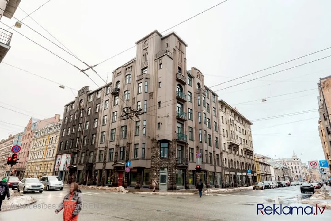 Tirdzniecības telpas uz Matīsa un Čaka stūra. Visā ēkā tikko ir pabeigta renovācija.