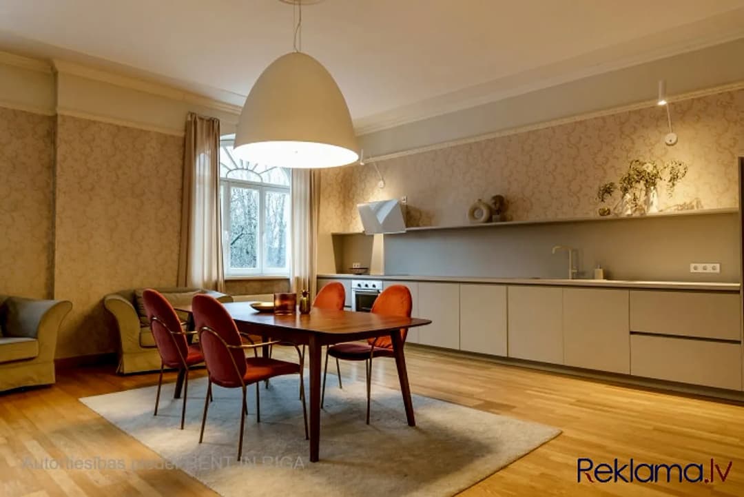Elegants dzīvoklis renovētā ēkā Klusajā centrā! Piedāvājam plašu trīsistabu dzīvokli