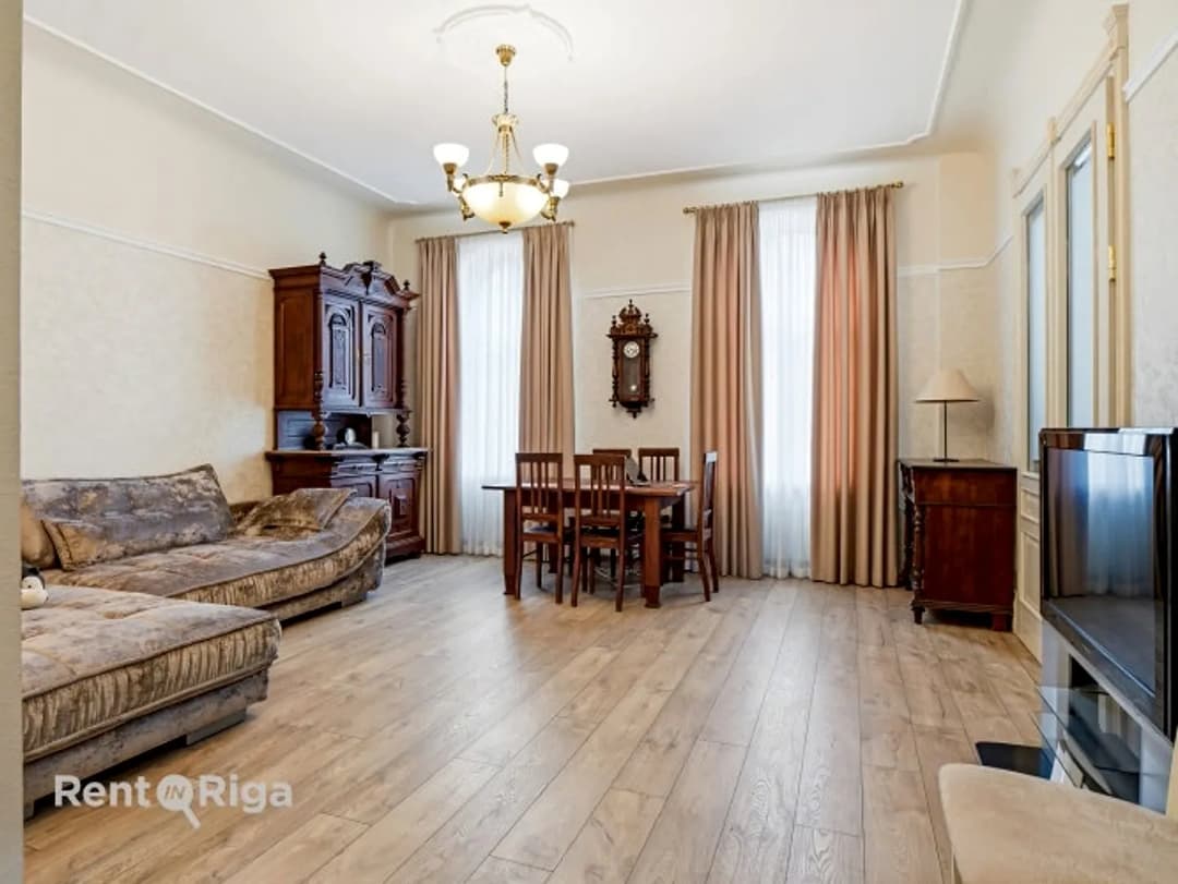Trīsistabu dzīvoklis — Barona iela 60