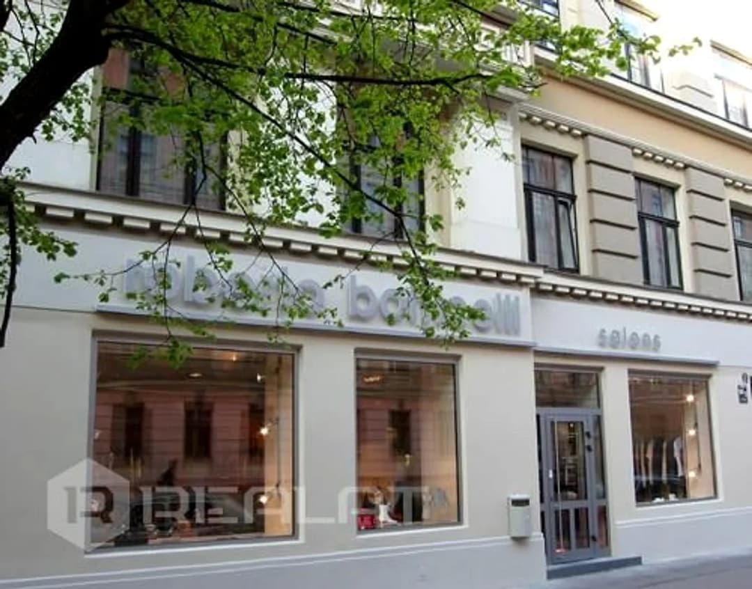 Nomā biroja telpas Rīgas centrā, Stabu ielā. Birojā pieejami slēgti kabineti. Māja atrodas
