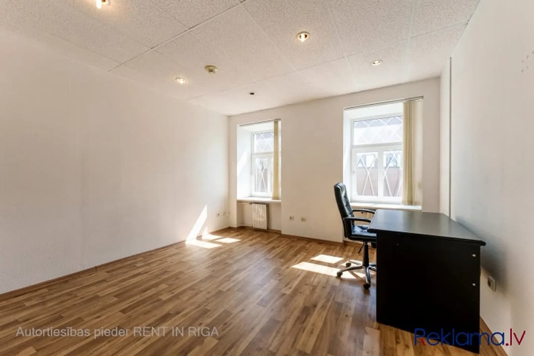 Biroja telpas centrā. Renovēta biroju ēka ar bruģētu un iežogotu teritoriju. Birojs 3.
