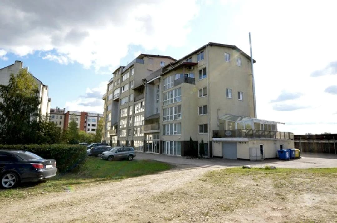 Divu līmeņu studio tipa vienistabas dzīvoklis. Dzīvojamā istaba ar starpsienu sadalīta — bilde 2