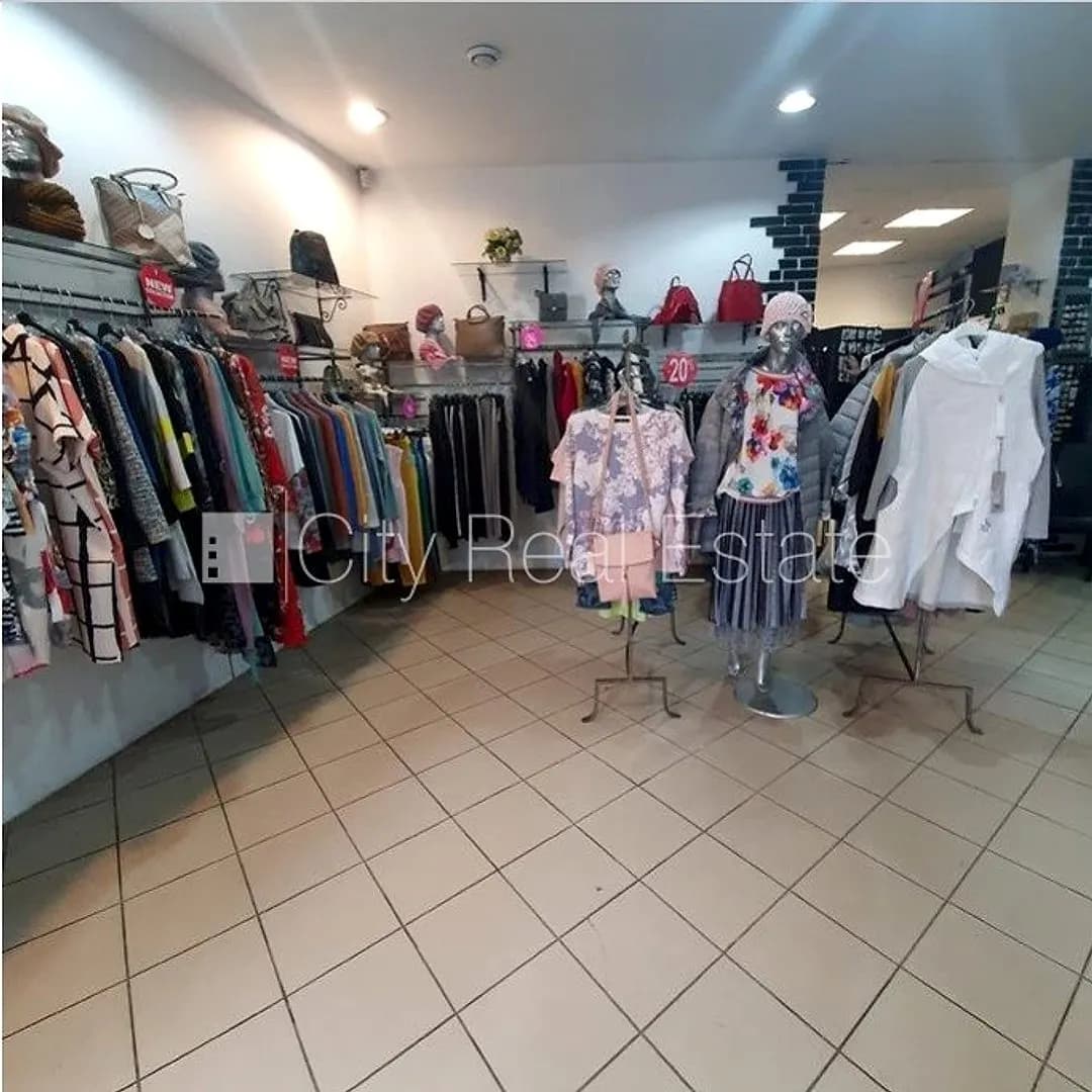 Fasādes māja, ieeja no ielas, logi vērsti uz ielas pusi, plašs skats no loga, halle 40 m2, — bilde 4