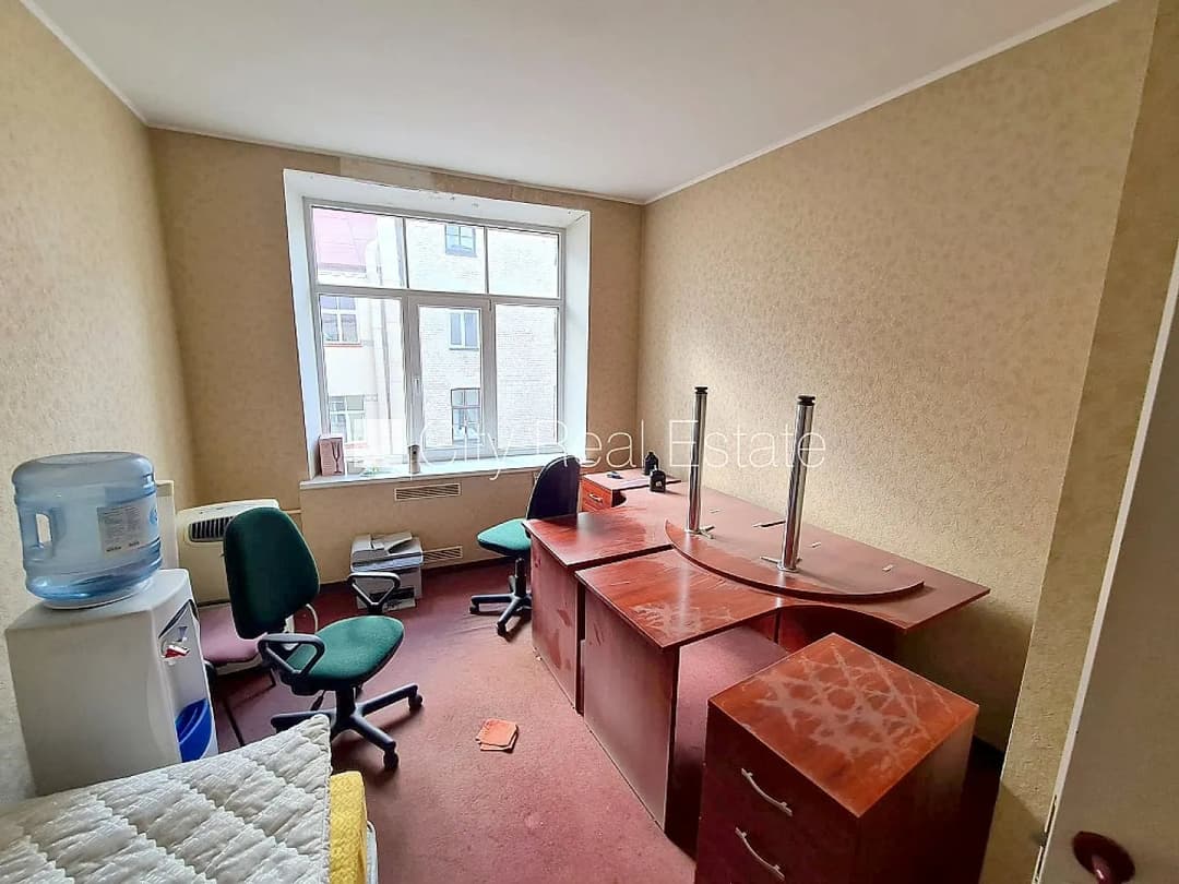 Fasādes māja, renovēta māja, ieeja no ielas, ir lifts, kāpņu telpa pēc kosmētiskā remonta,