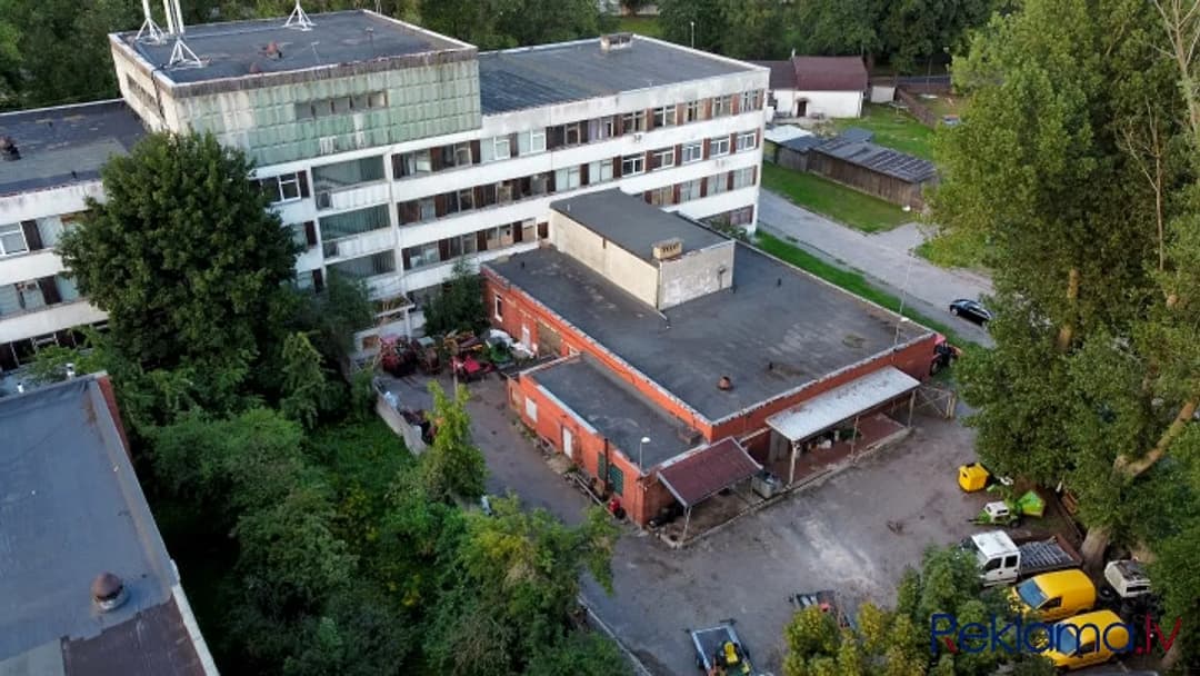 Pārdod 4 stāvu biroju ēku ar zemi 0.6350 ha. Īpašumā ietilpst: (C) Buļļu iela 70a - parks — bilde 4